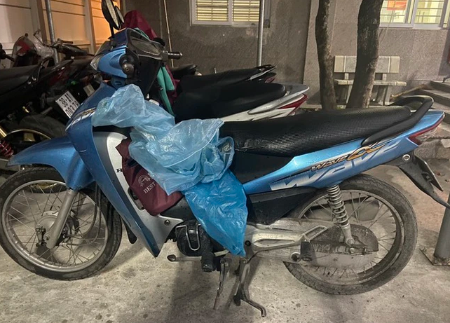 Triệu tập người đàn ông “xin 10 nghìn” tại các điểm dừng đèn đỏ - Hình 2 Trieu tap nguoi dan ong “xin 10 nghin” tai cac diem dung den do-Hinh-2