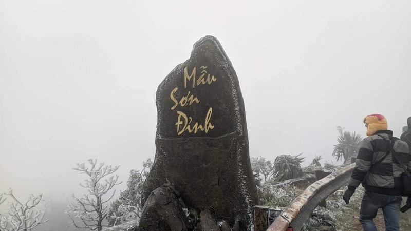 Băng giá phủ trắng, đỉnh Mẫu Sơn kỳ ảo như châu Âu - Hình 6 Bang gia phu trang, dinh Mau Son ky ao nhu chau Au-Hinh-6