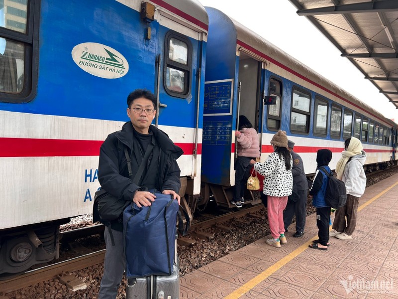 Bon be noi long nguoi ve que an Tet tren chuyen tau dem Giao thua-Hinh-4