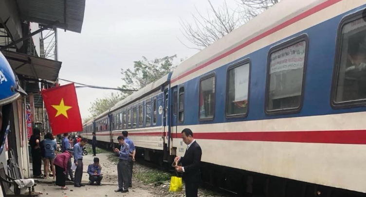 Ha Noi: Va cham voi tau hoa, nguoi dan ong di xe may tu vong