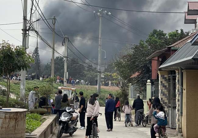 Ha Noi: Chay kho xuong, cot khoi boc cao hang chuc met