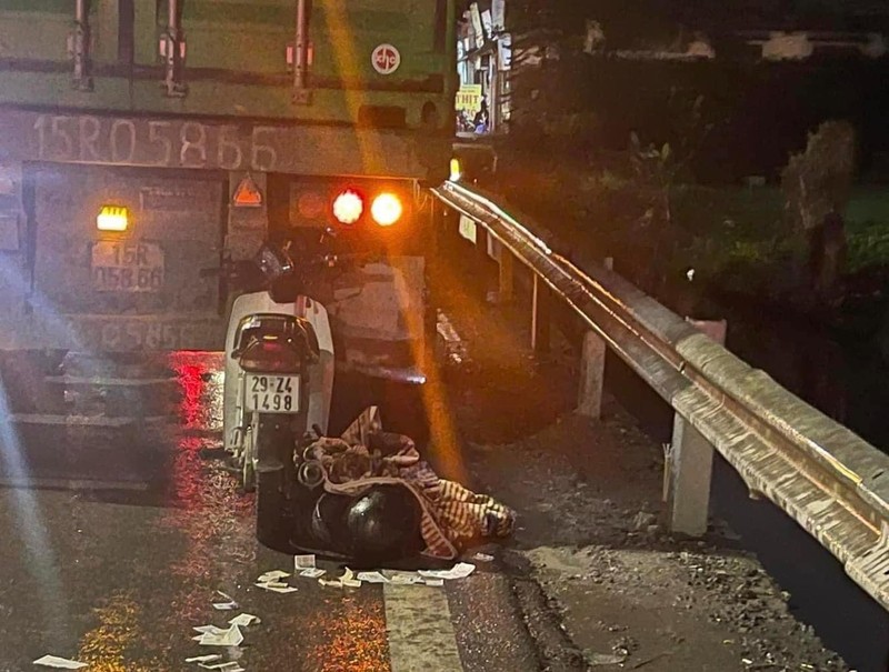 Ha Noi: Xe may tong thang vao duoi container, mot nguoi tu vong