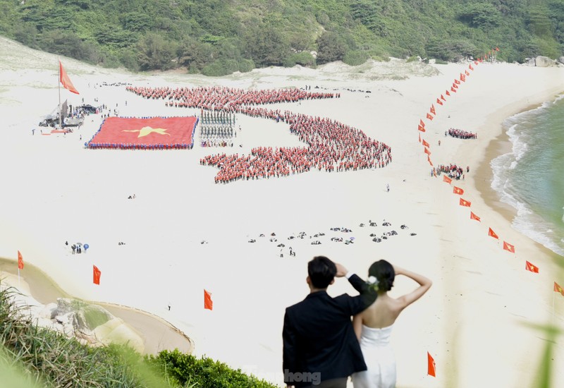 View - 	Độc đáo Bộ ảnh cưới bên Lễ Thượng cờ Tiền Phong Marathon 2024