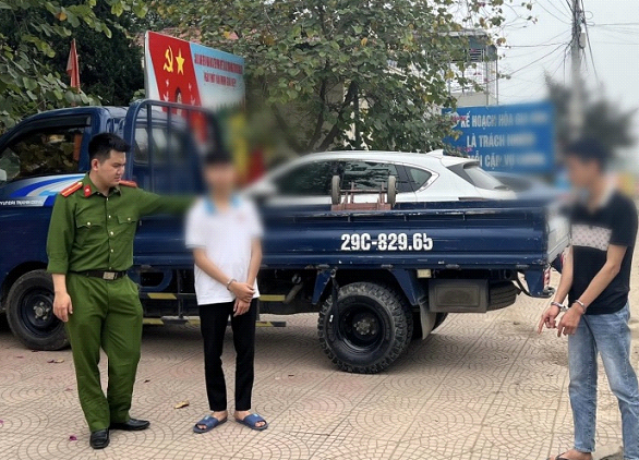 Ha Noi: Bat 2 nguoi cuop iPhone 15 Promax cua nu shipper