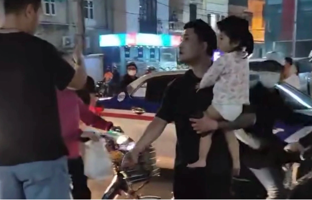Ha Noi: Thanh nien be be gai ra duong chan xe, danh nguoi