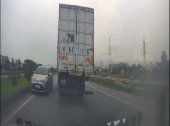 Di nguoc chieu tren cao toc Ha Noi - Bac Giang, tai xe bi phat nang