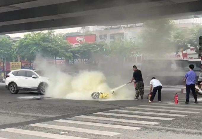 Ha Noi: Xe may boc chay du doi sau va cham voi o to