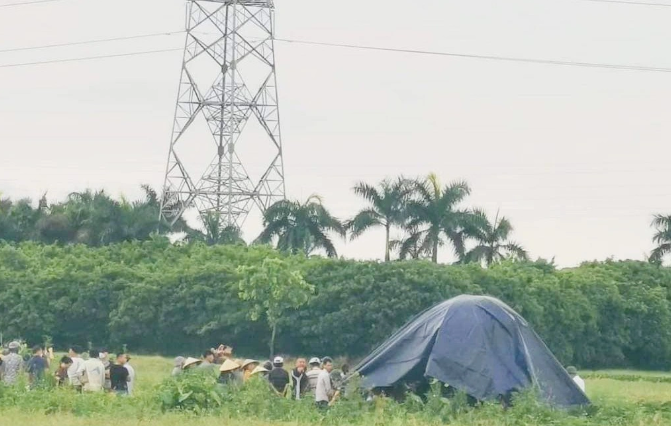 Hai hung loat vu dang di tren duong bi “troi danh” tu vong-Hinh-2