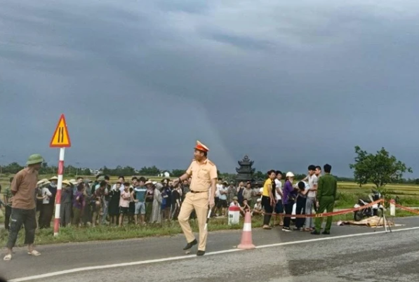 Hai hung loat vu dang di tren duong bi “troi danh” tu vong