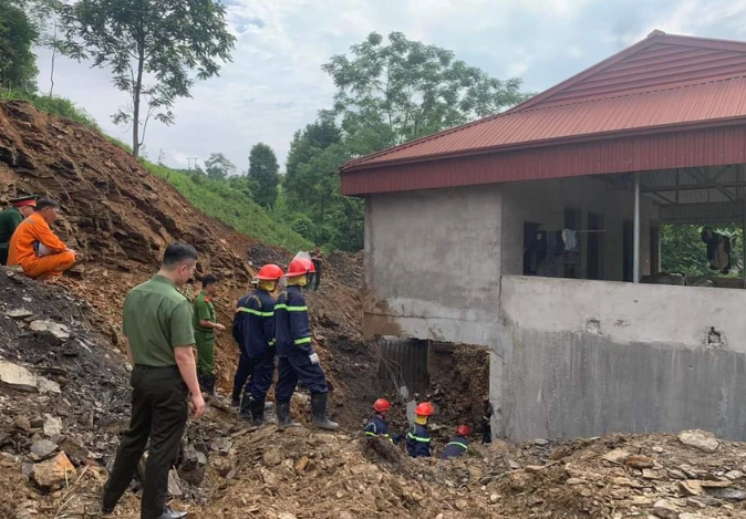 Sat lo dat vui lap 3 nguoi trong mot gia dinh o Bac Kan