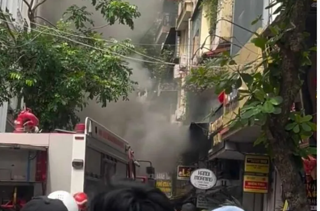 Chay nha tren pho co Ha Noi, cot khoi boc cao nghi ngut