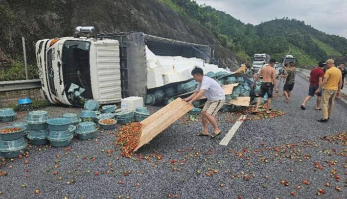 Lao Cai: Xe tai bi lat, ca tan dau tay do ra duong cao toc