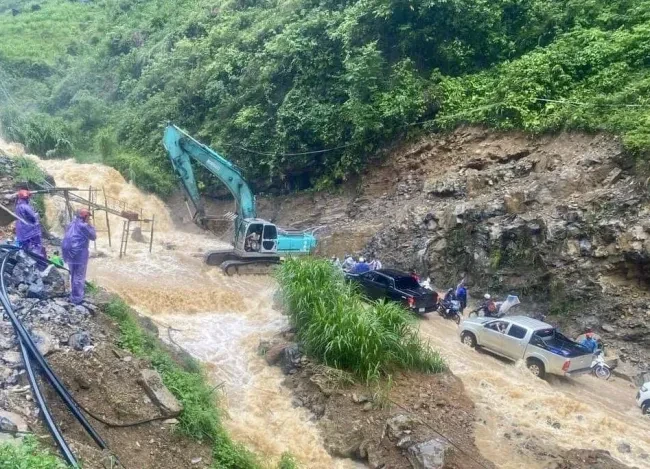 Mua lon hoanh hanh o Ha Giang, nhieu noi chim trong bien nuoc