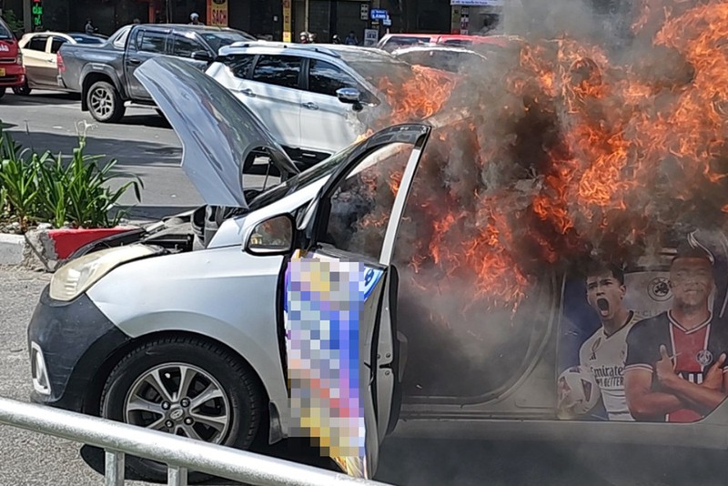 Ha Noi: Dang di tren duong, xe taxi bat ngo boc chay du doi