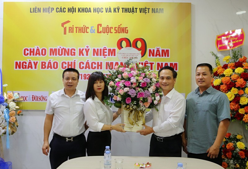 Pho Chu tich VUSTA Pham Ngoc Linh tham, chuc mung Bao Tri thuc va Cuoc song-Hinh-2