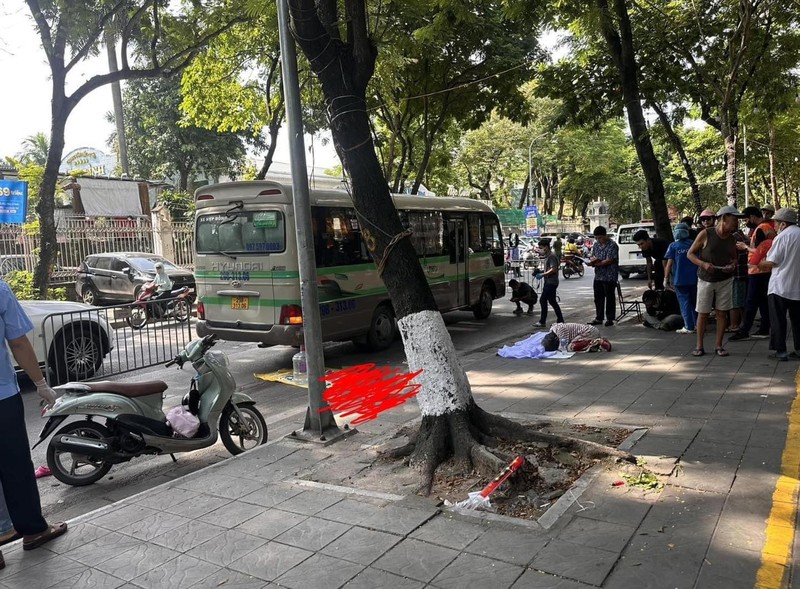 Ha Noi: Xe may va cham o to khach, mot chau nho tu vong