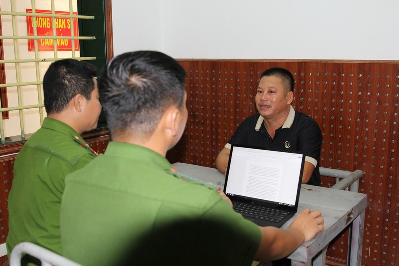 Nghe An: Bat tam giam doi tuong dung kiem de doa nguoi di duong