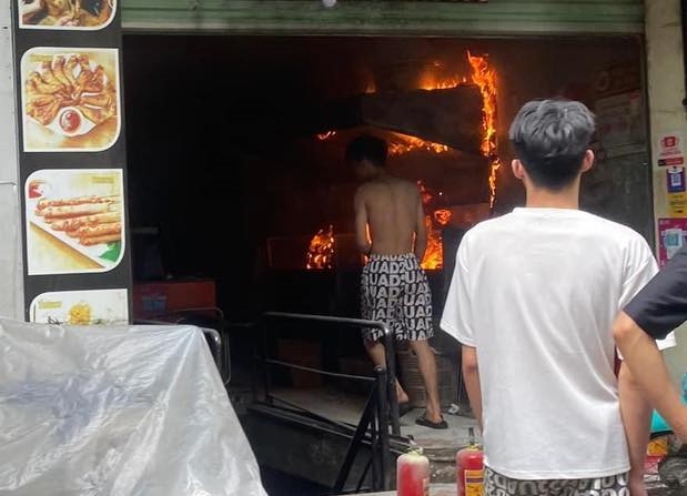 Chay quan do an vat tren pho Ha Noi