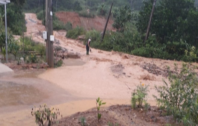 Be gai 8 tuoi tu vong do bi lu cuon troi o Hoa Binh