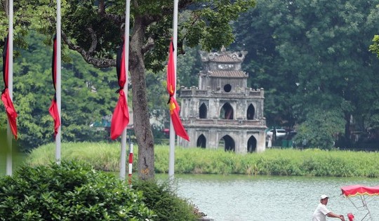 Ha Noi treo co ru, dung hoat dong vui choi trong 2 ngay Quoc tang