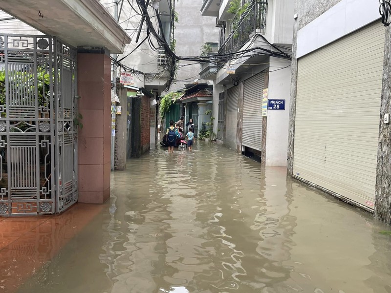 Mua lon keo dai, nhieu tuyen duong o Ha Noi bi ngap sau-Hinh-10