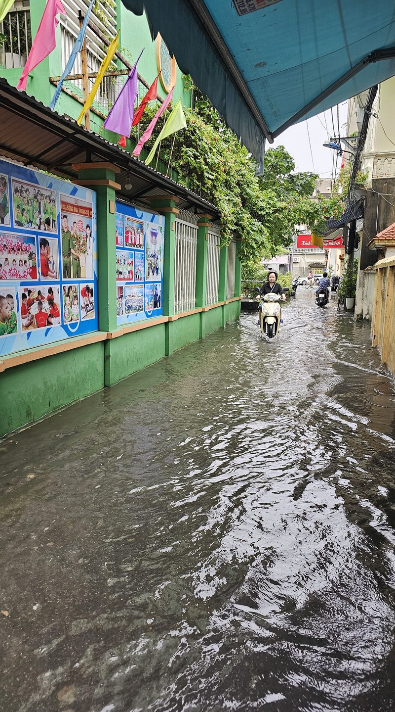 Mua lon keo dai, nhieu tuyen duong o Ha Noi bi ngap sau-Hinh-11