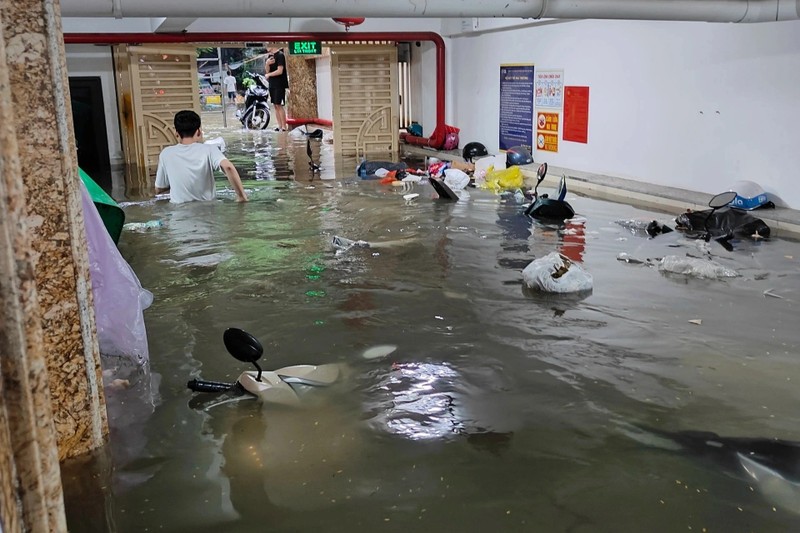 Mua lon keo dai, nhieu tuyen duong o Ha Noi bi ngap sau-Hinh-5