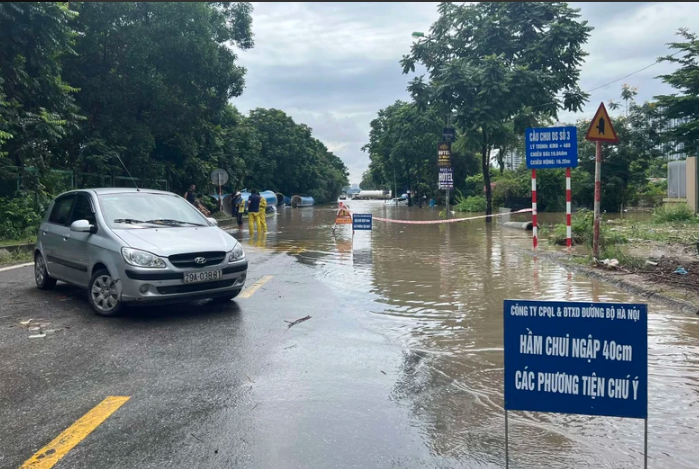 Mua lon keo dai, nhieu tuyen duong o Ha Noi bi ngap sau-Hinh-8