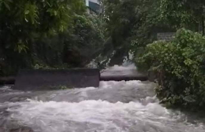 Nguoi dan ong bi nuoc cuon troi tu vong o Ha Noi