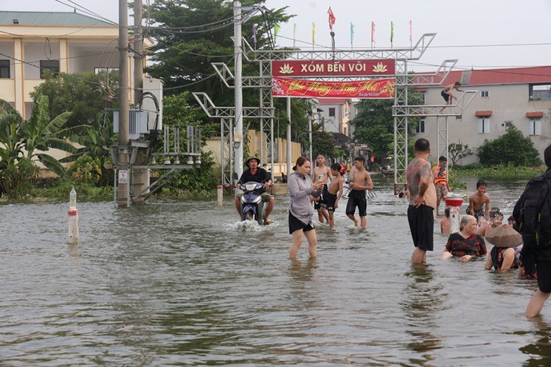 Mua lu trien mien, duong hoa thanh song o vung “ron lu” Ha Noi-Hinh-4