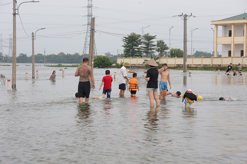 Mua lu trien mien, duong hoa thanh song o vung “ron lu” Ha Noi-Hinh-7