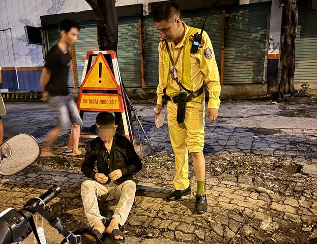 Ha Noi: Lao xe vao CSGT de giai cuu dong bon nhung bat thanh