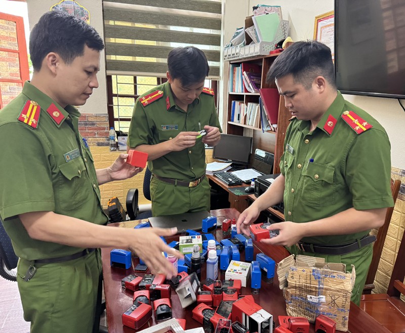 Thanh Hoa: Bat nhom lam gia giay to de mua ban hang tram o to