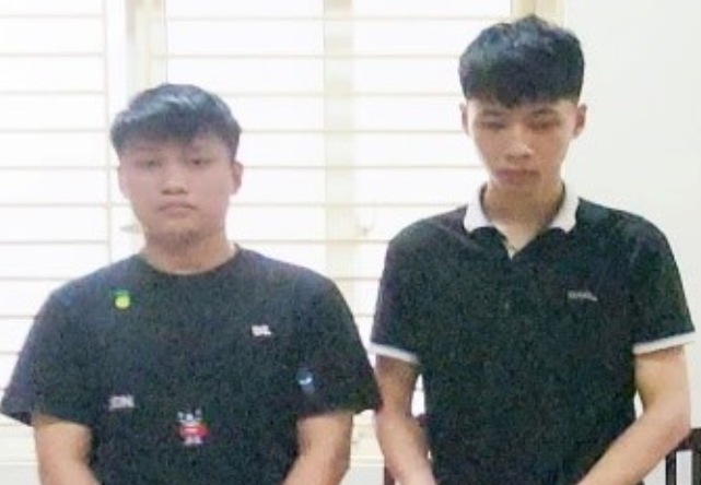 Ha Noi: Bat 2 ke mang kiem cuop tai san lay tien choi game