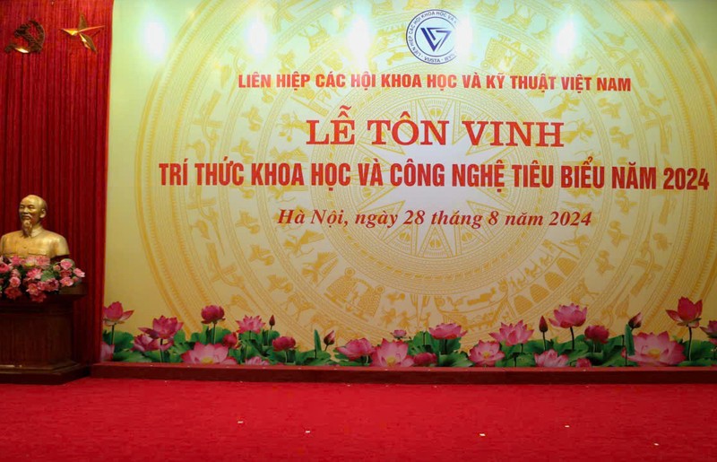 Toan canh le vinh danh 135 tri thuc KHCN tieu bieu nam 2024