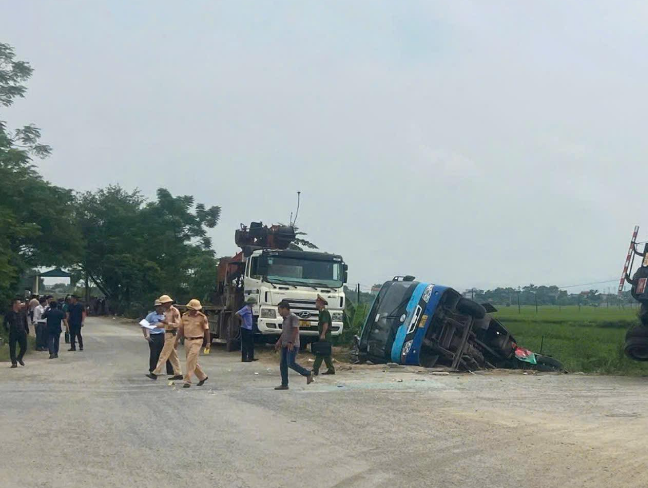 Xe buyt lat xuong ven duong sau va cham, 3 nguoi bi thuong