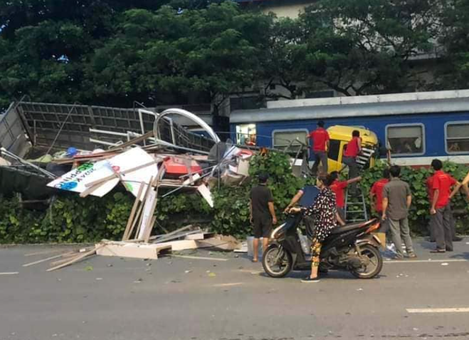 Ha Noi: Xe tai va cham voi tau hoa khien mot nguoi bi thuong