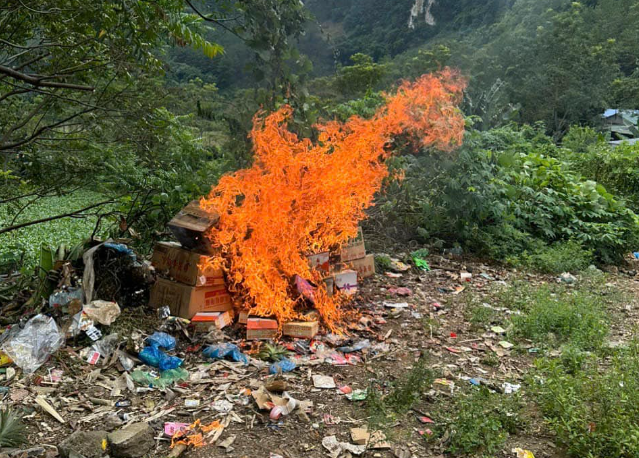 Thu giu, tieu huy hang nghin banh Trung thu o Lai Chau