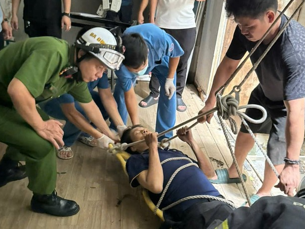 Giai cuu nguoi dan ong mac ket tren mai nha o Ha Noi