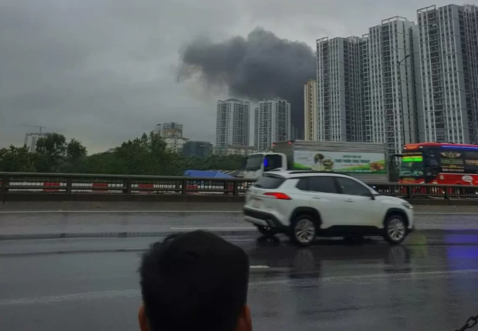 Ha Noi: Chay lon tai xuong co khi, cot khoi boc cao ngun ngut