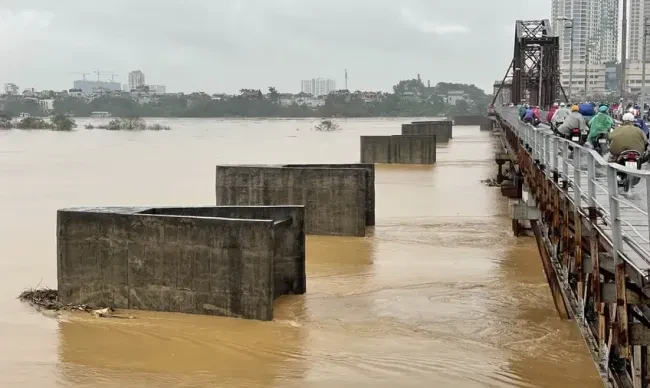 Lu dac biet lon tren song Thao, lu song Hong tiep tuc len