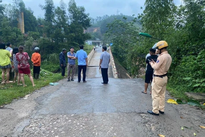 Cau Ngoi Mong o Hoa Binh bi sap phan dau cau