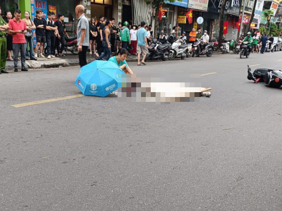 Ha Noi: Va cham voi xe tai, nu sinh lop 10 tu vong