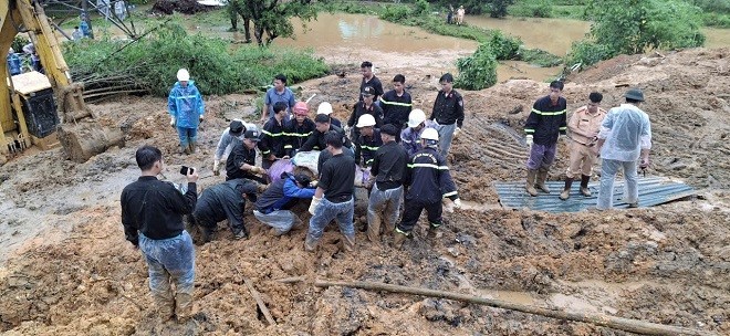 CSGT o Ha Giang trang dem ung cuu du khach va nguoi dan-Hinh-3