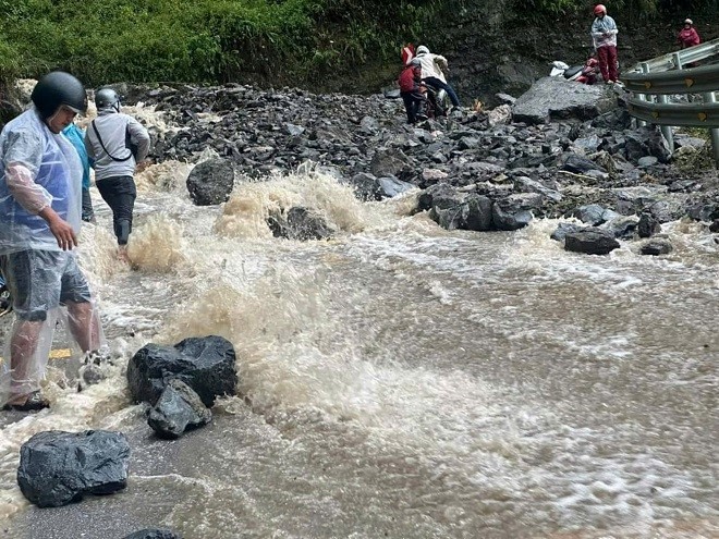 CSGT o Ha Giang trang dem ung cuu du khach va nguoi dan