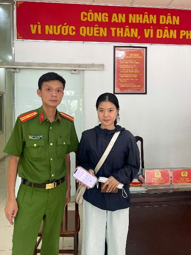 Mot thay giao co hanh dong dep khi di tren pho Ha Noi