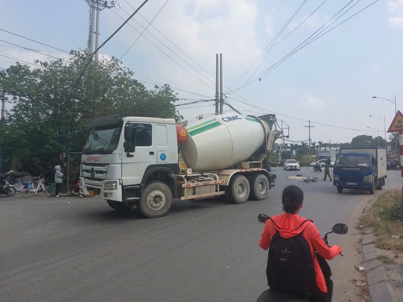 Ha Noi: Xe dap va cham voi o to bon, be gai tu vong