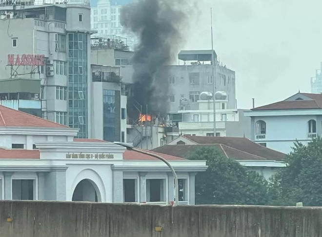 Ha Noi: Chay nha nghi 5 tang, cot khoi boc cao hang chuc met