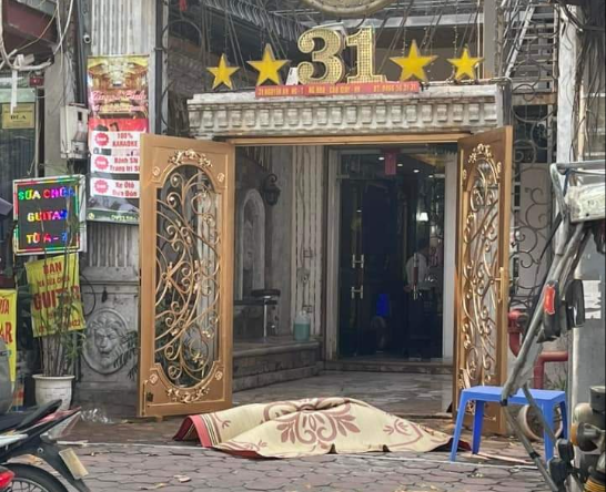 Ha Noi: Roi tu cau thang quan karaoke, nguoi dan ong tu vong