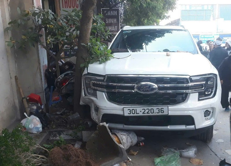 Danh tinh tai xe dam vao doan nguoi di bo, 1 nguoi tu vong